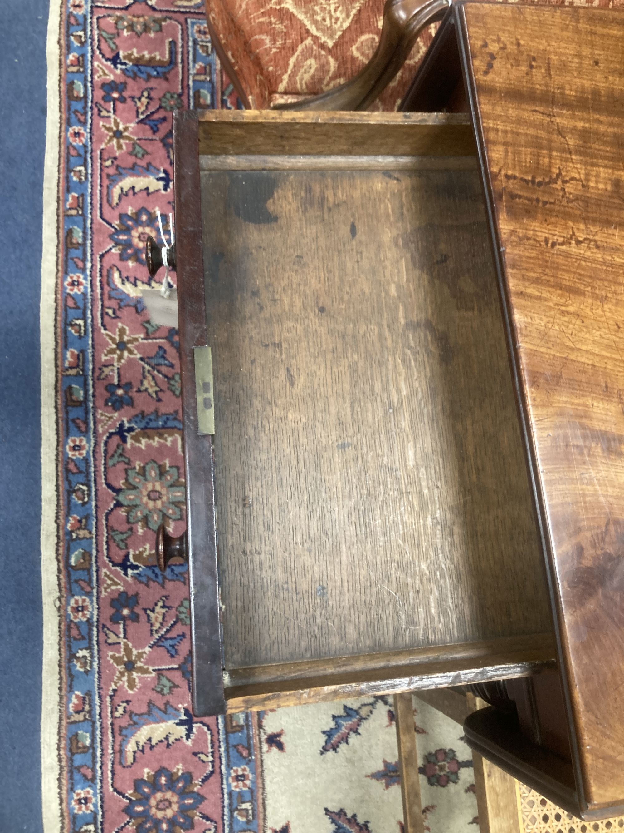 A Regency mahogany Pembroke table, width 91cm, depth 54cm, height 72cm
